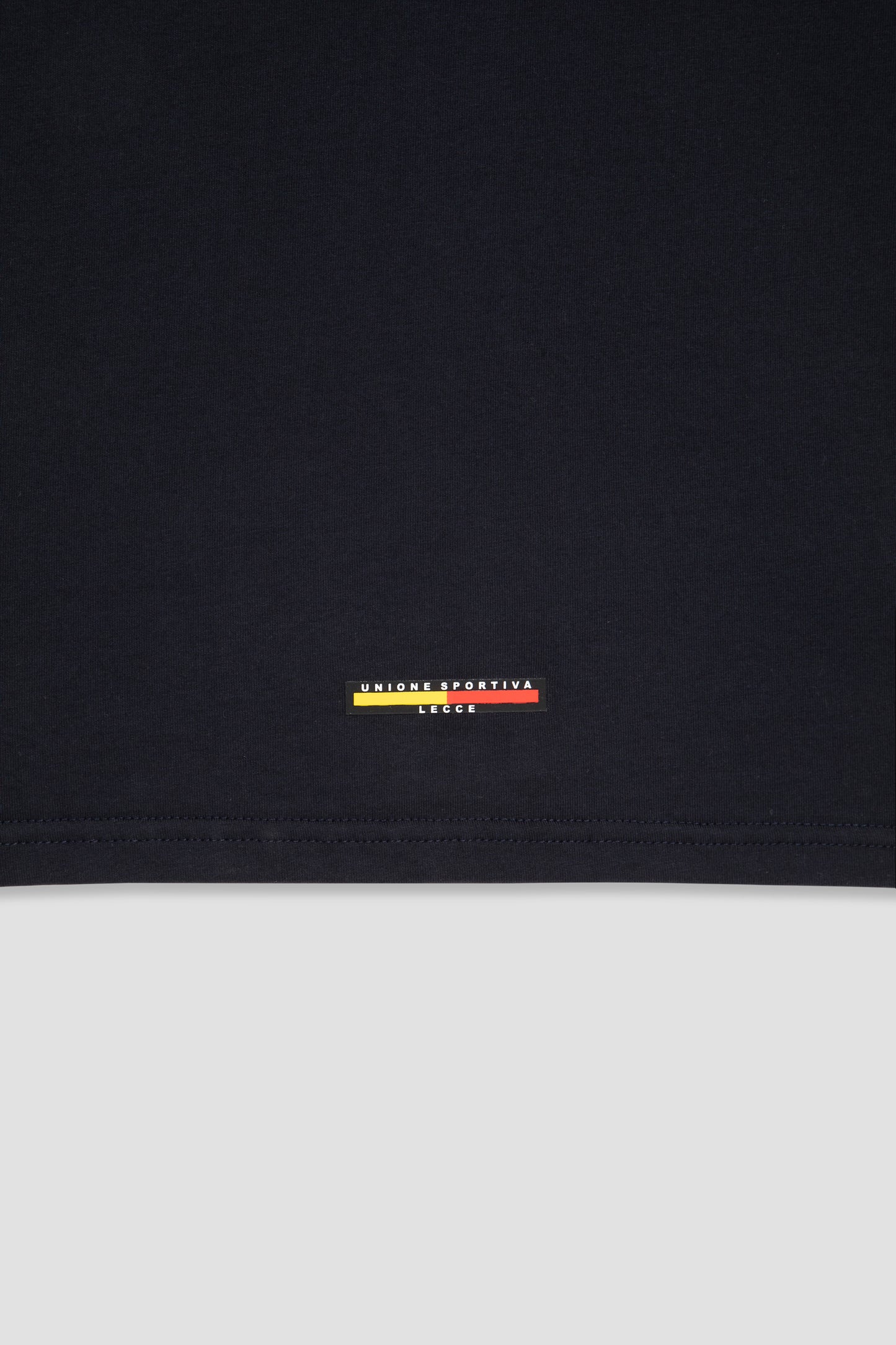 T-shirt blu navy con scollo a V