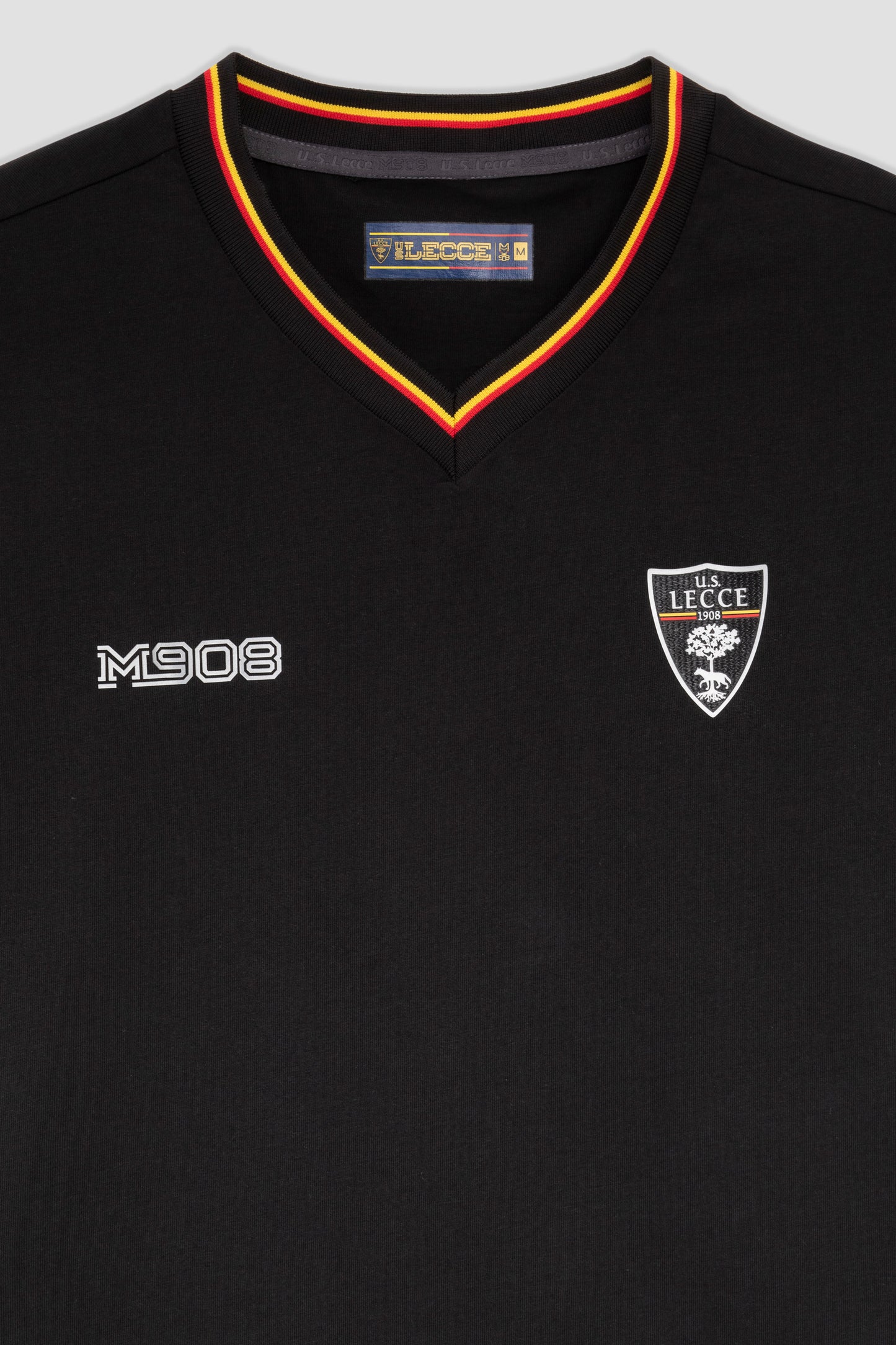 T-shirt nera con scollo a V