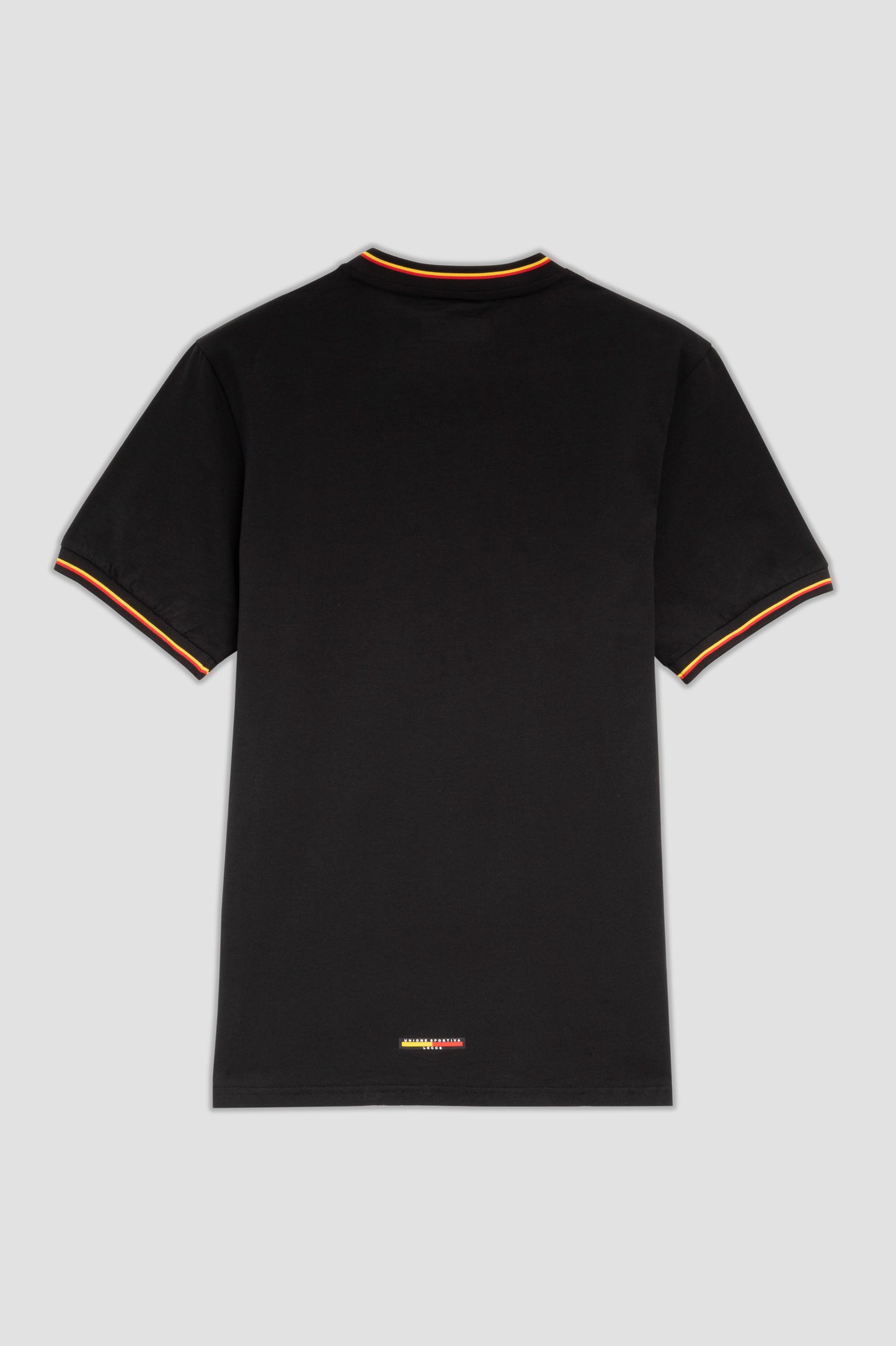 T-shirt nera con scollo a V