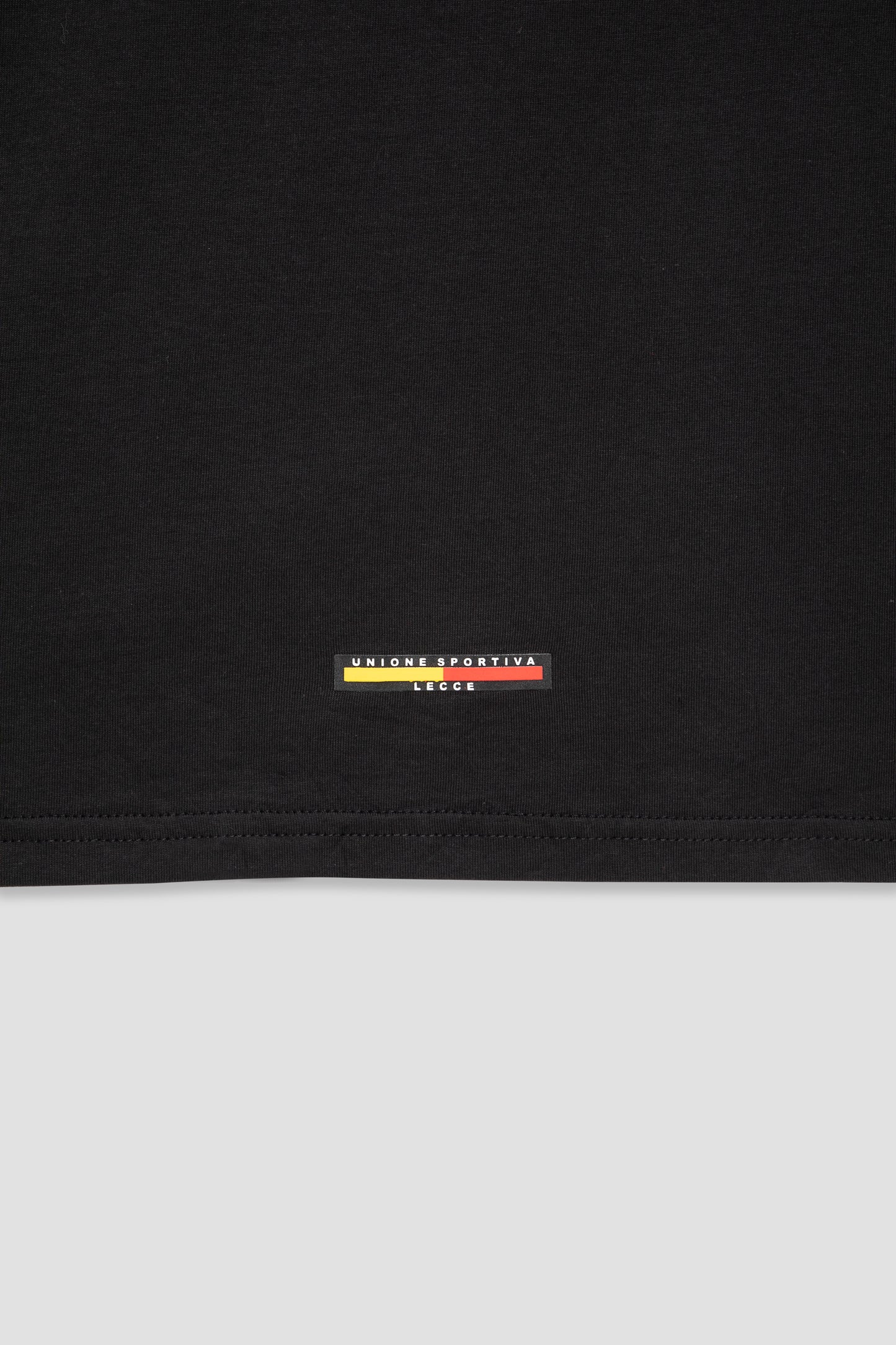 T-shirt nera con scollo a V