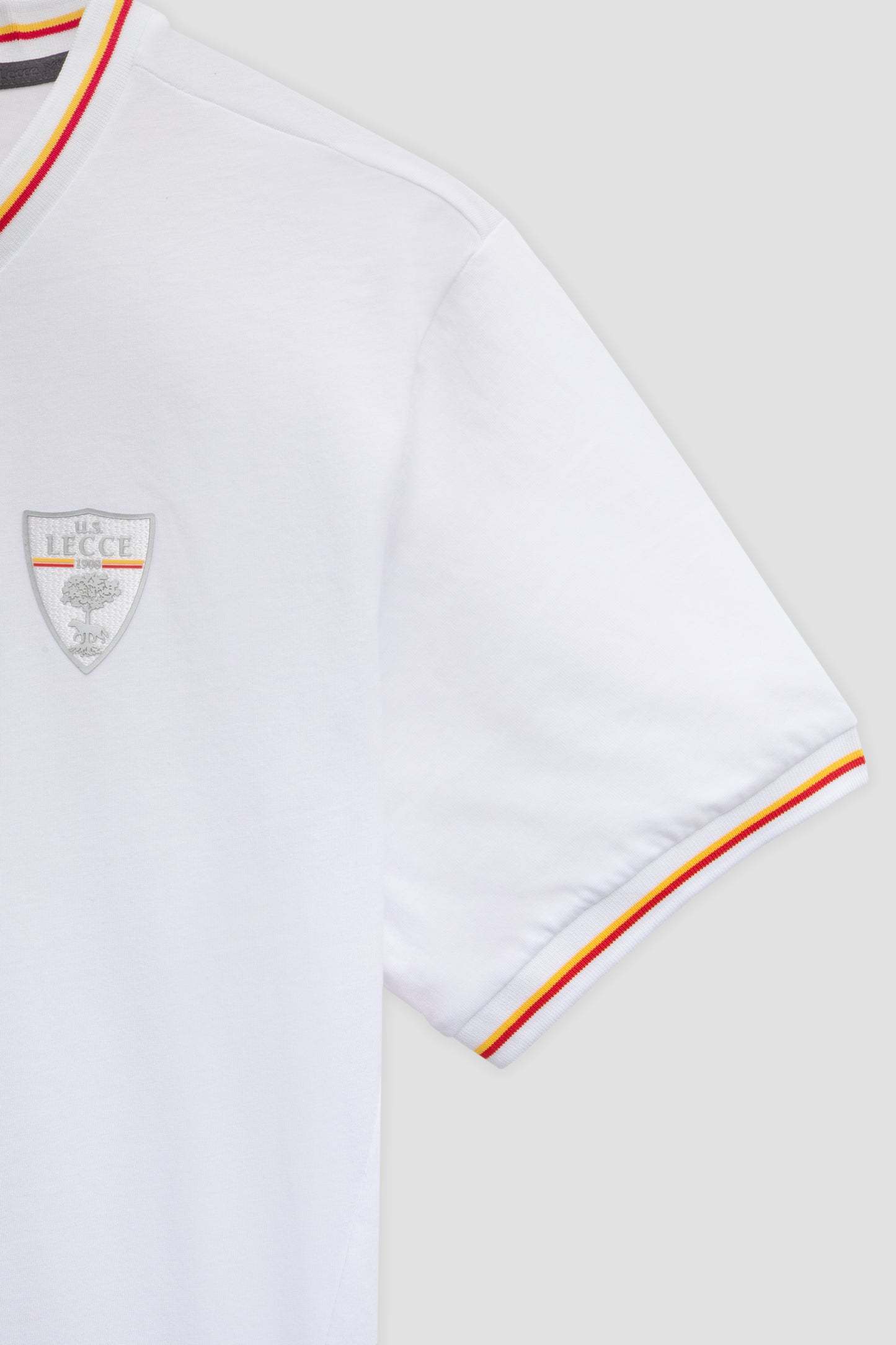 T-shirt bianca con scollo a V